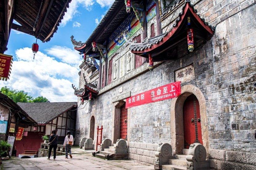 为了更方便的检查汽车直拉杆，你会怎样做？